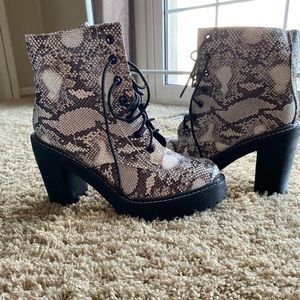 Black and white faux snake skin madden girl heeled boots size 10